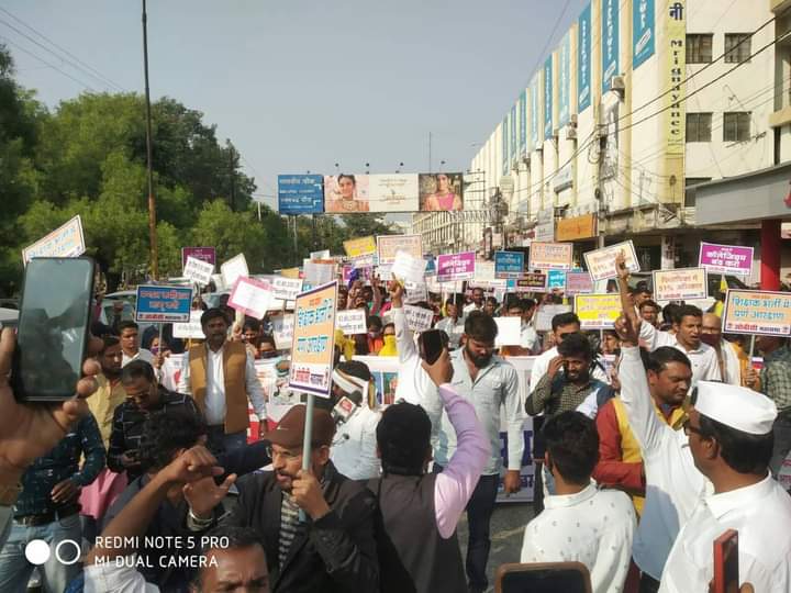 ओबीसी महासभा द्वारा आज जबलपुर में आंदोलन किया गया जिसमें शिवराज सरकार की पुलिस द्वारा ओबीसी महासभा के कार्यकर्ताओं पर बर्बरतापूर्ण लाठियां बरसाई गयी,लोकतांत्रिक तरीक़े से किये जा रहे आंदोलन को कुचलने की पूरी कोशिश की गई,
1/1
#ओबीसी महासभा जिन्दाबाद
<a href="/ChouhanShivraj/">Shivraj Singh Chouhan</a> 
<a href="/OfficeOfKNath/">Kamal Nath</a>