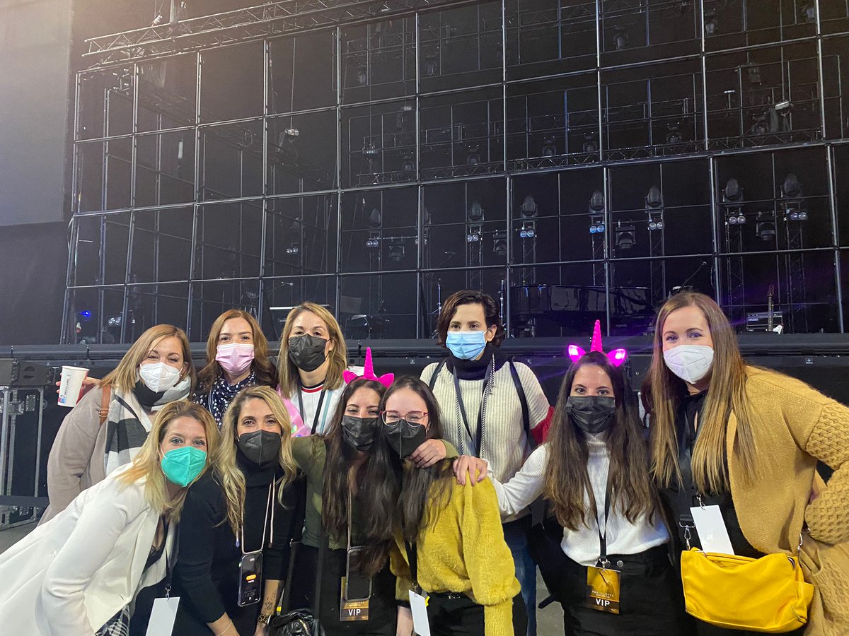 CenamorNoelia's tweet photo. Disfrutando de la música con mi familia y la familia que me ha dado Pablo ❤️ Gracias a todas las personas con las que me reencontré ayer y a las que conocí por formar parte de ese día inolvidable. Nos vemos pronto en más concis! La magia insiste ✨🦄 https://t.co/RPpwbsICwF