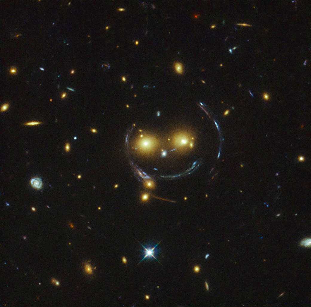 Et pour finir, un clin d’œil de l'Univers. On voit ici un amas de galaxie (SDSS J1038+4849) qui, sous l'effet de son énorme masse, dévie la lumière pour nous offrir ce beau sourire! Vous aussi vous avez des paréidolies en astro? Partagez les ici! Bonne journée!