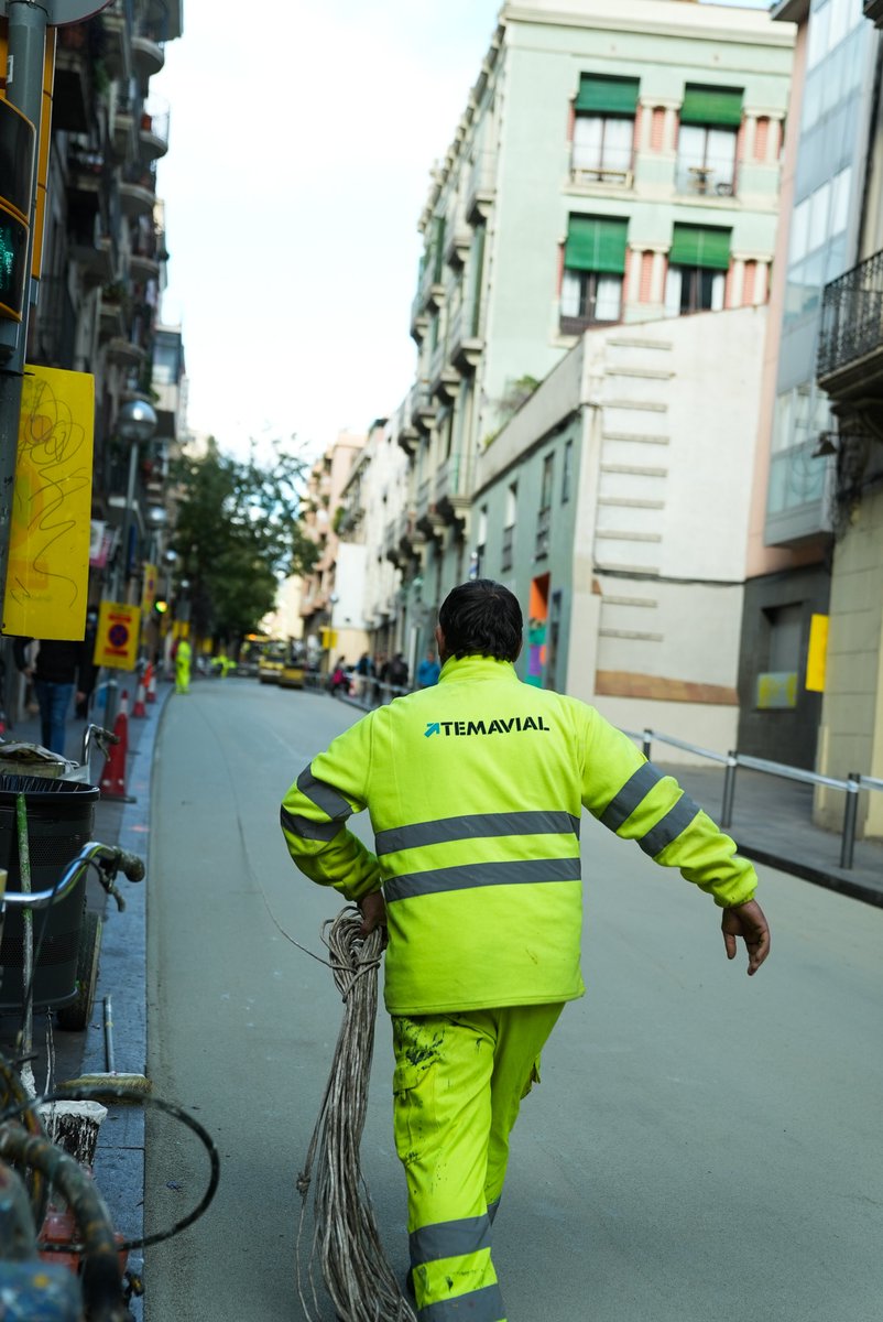 bcn_ajuntament's tweet photo. 🤝 La instal·lació del nou paviment s'ha fet en col·laboració amb el projecte europeu @HeatlandL, el Centre Tecnològic de la Construcció de la Regió de Múrcia i CHM Obras.

ℹ️ https://t.co/nRWY38PkXd

#EmergènciaClimàticaBCN https://t.co/u7jYR3j5nO