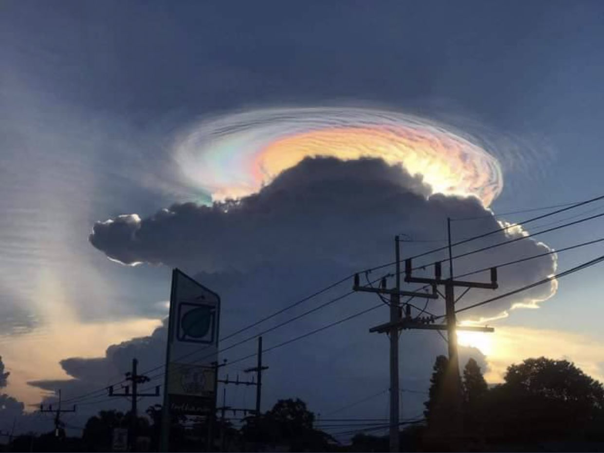 最多情報局 大きく広がる入道雲の頭頂部分に発生した虹色の雲 頭巾雲 がタイで撮影され話題に ここまでハッキリと映る頭巾雲は 珍しいそう T Co Qpym8tyxcj Twitter