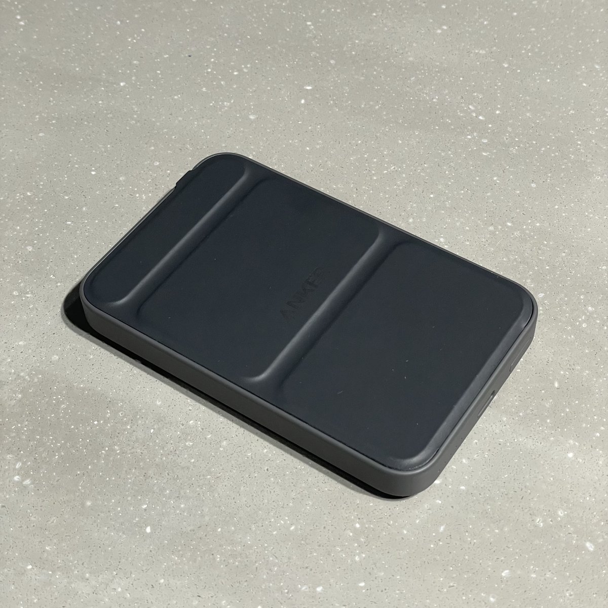 mushikabu's tweet image. Anker 622 Magnetic Battery 
#MagGo も勢いで購入したんだけど、思っていたよりも作りが凝っていた。

折りたたみスタンドがバッテリーの後ろについているだけかと思いきや、
バッテリーの後ろに段差があって、折りたたみスタンドが綺麗に収まるようになってた。凄い。

#ただ思ってたよりデカい