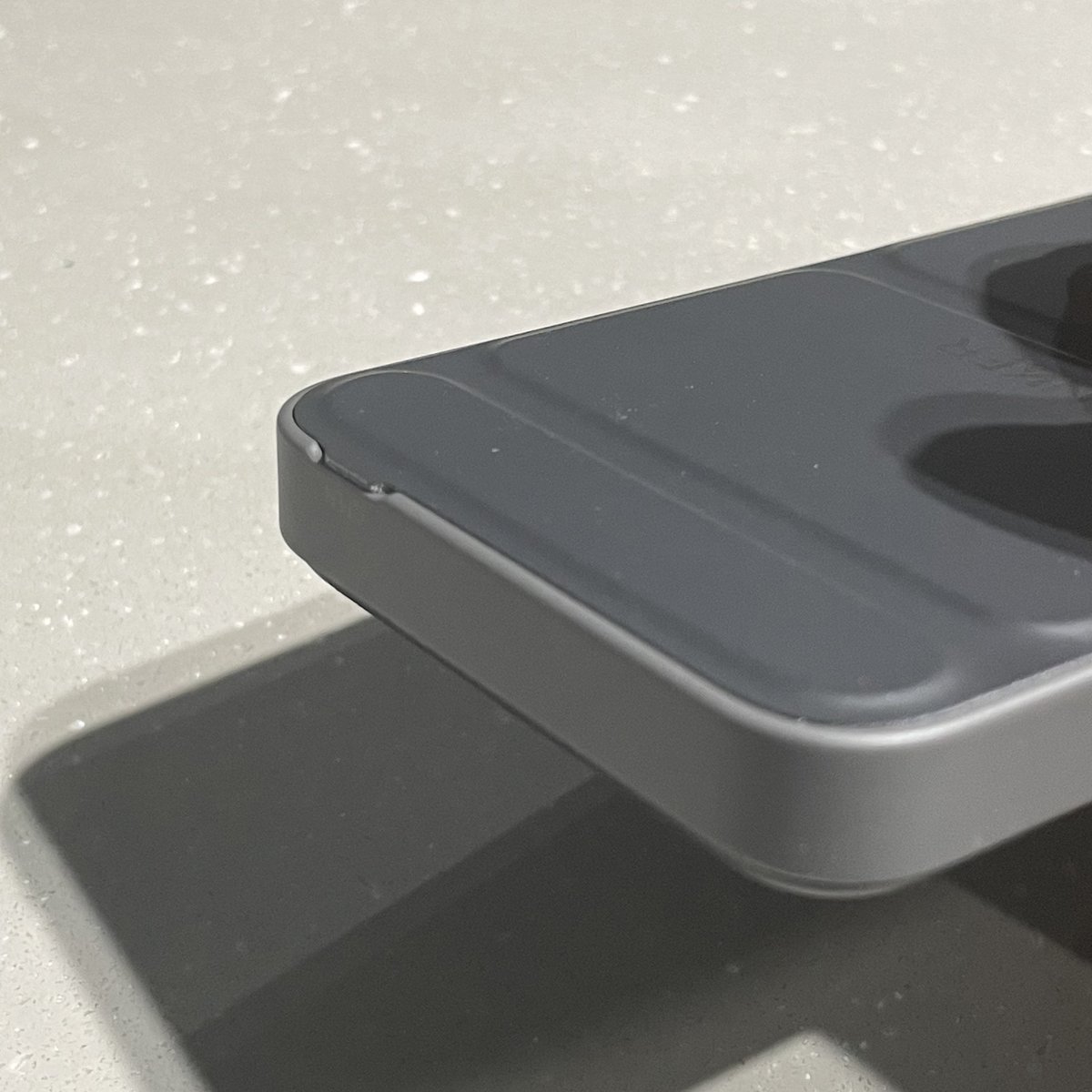 mushikabu's tweet image. Anker 622 Magnetic Battery 
#MagGo も勢いで購入したんだけど、思っていたよりも作りが凝っていた。

折りたたみスタンドがバッテリーの後ろについているだけかと思いきや、
バッテリーの後ろに段差があって、折りたたみスタンドが綺麗に収まるようになってた。凄い。

#ただ思ってたよりデカい