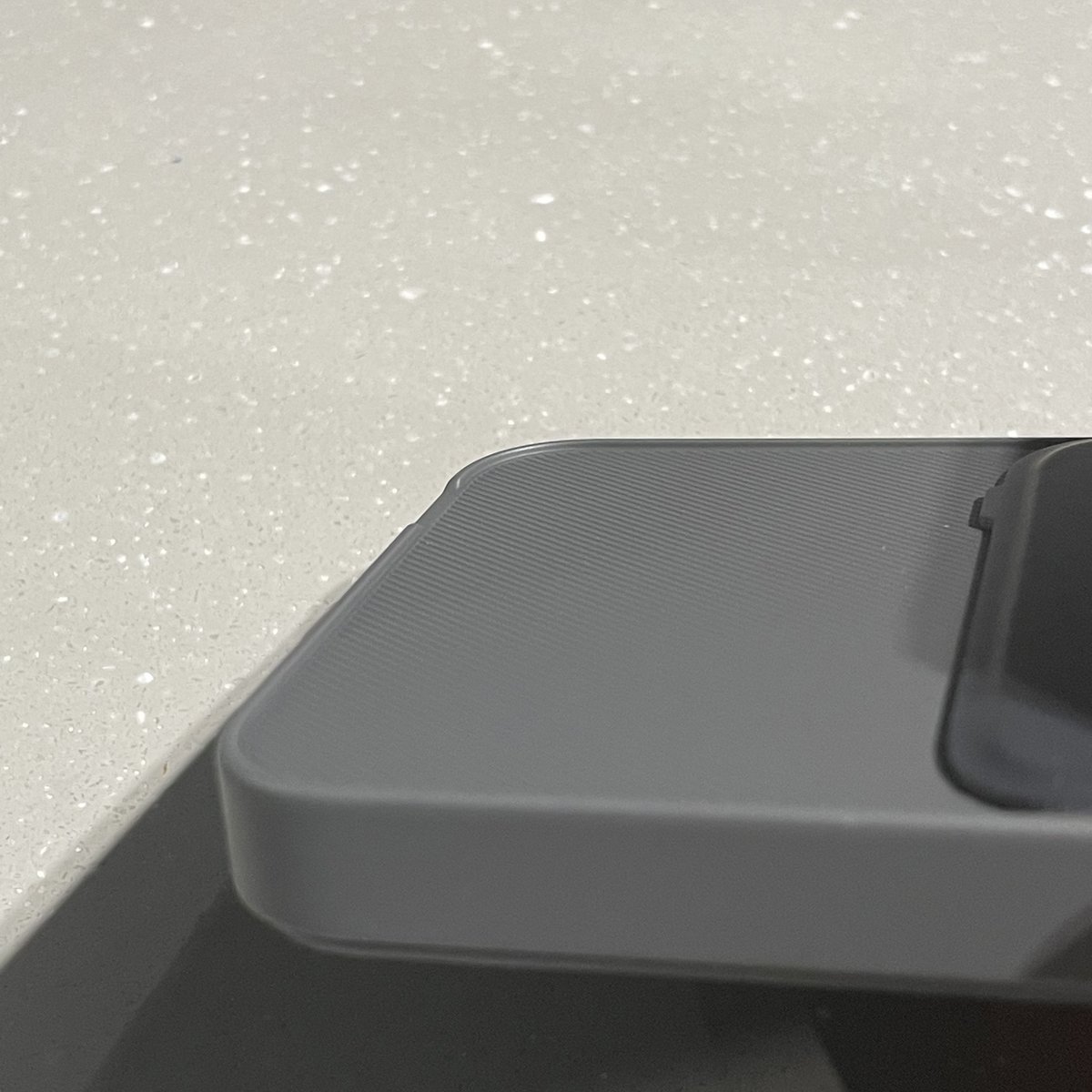 mushikabu's tweet image. Anker 622 Magnetic Battery 
#MagGo も勢いで購入したんだけど、思っていたよりも作りが凝っていた。

折りたたみスタンドがバッテリーの後ろについているだけかと思いきや、
バッテリーの後ろに段差があって、折りたたみスタンドが綺麗に収まるようになってた。凄い。

#ただ思ってたよりデカい