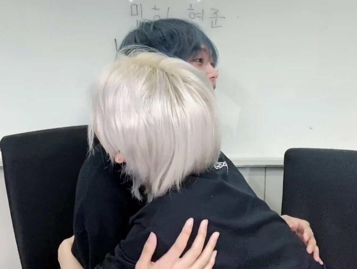 mini_ML02's tweet photo. 송형준스무살첫생일추카해
#우리에게_다가온_첫눈같은_형준
미니한테좋은강아지친구가있어서
#Love_HJ_HBD
든든하구나미니도잘부탁하고사랑해 https://t.co/xIQbSJ3ocP
