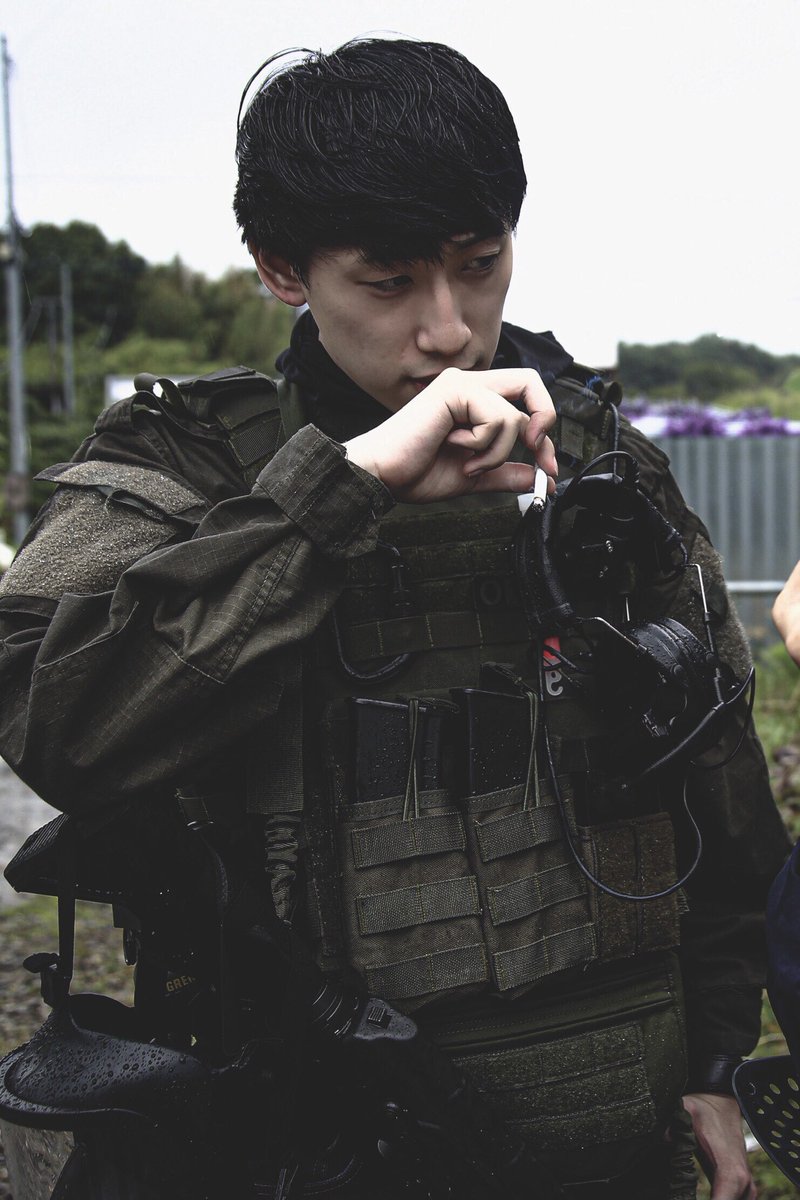 MSKR_airsoft's tweet photo. サバゲー休憩中に撮られる
ヤニ写真好き侍 https://t.co/Q4Z5FNM0DH
