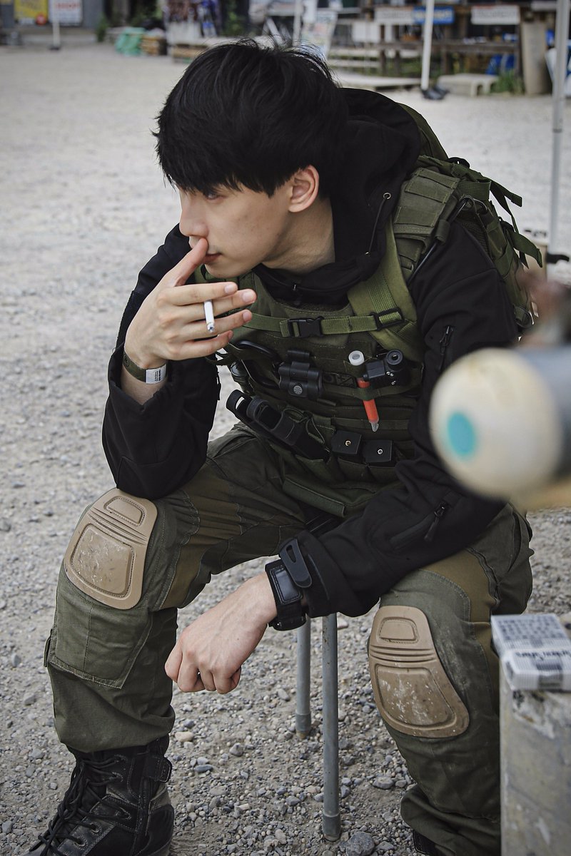 MSKR_airsoft's tweet photo. サバゲー休憩中に撮られる
ヤニ写真好き侍 https://t.co/Q4Z5FNM0DH