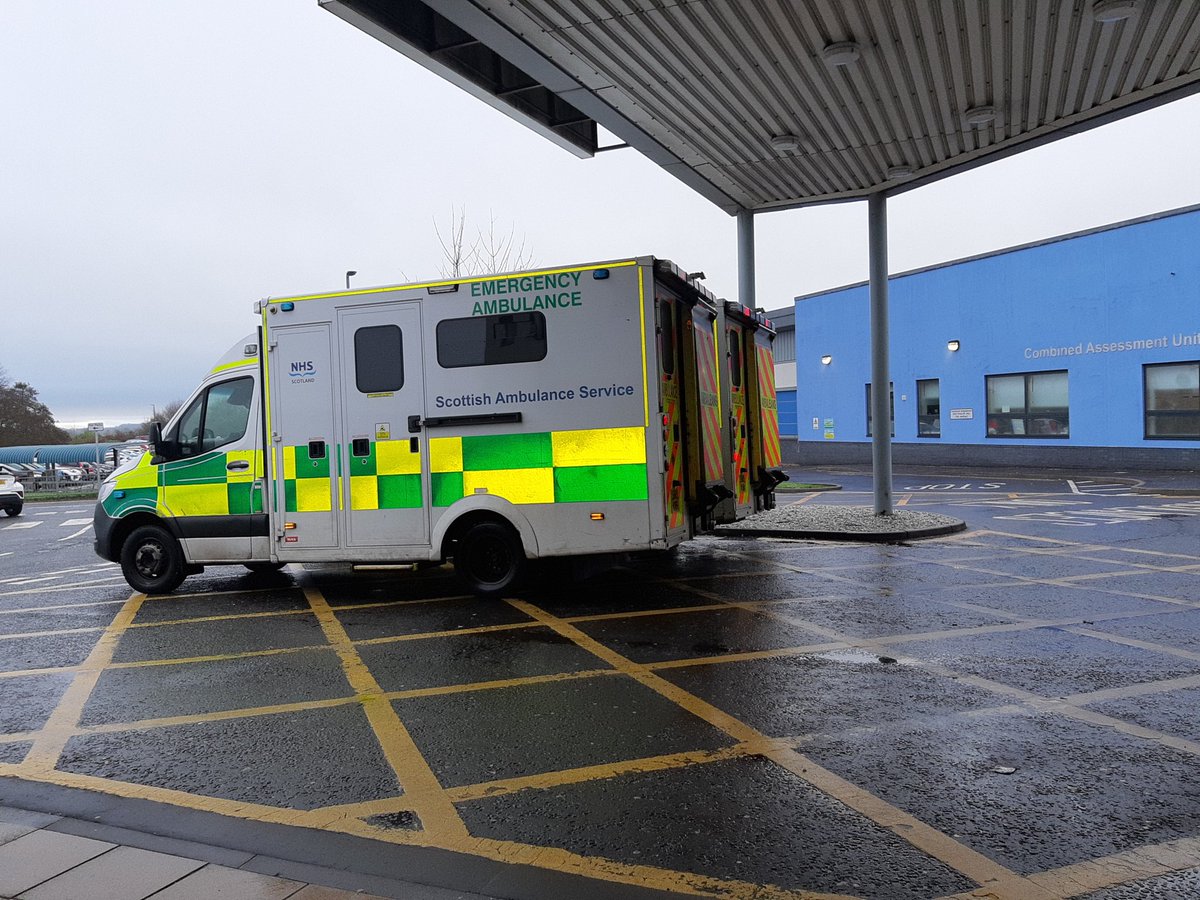 HALO duties today at Crosshouse. Fantastic crews, 4 layers and thermals, still a bit chilly. Great work between ED and @Scotambservice to do the best for patients. @EdwardsJojo16 @Eva_Gilly @frasermcj Great efforts all round.