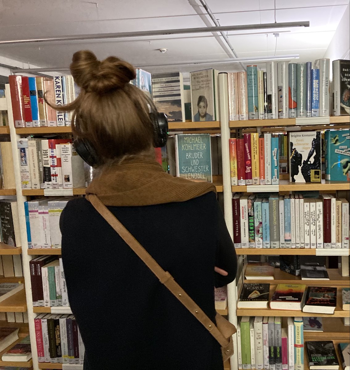 fonds_daku's tweet photo. Nächste Station der #BackForGoodTour—Anne Schulz ging mit dem Performancekollektiv Turbo Pascal auf Streifzug durch die Pablo Neruda Bibliothek in Berlin: Bei dem Audio-Walk untersuchte das Publikum „Böse Bücher“ und diskutierte, wie man* aus Bibliothekssicht damit umgehen sollte https://t.co/occw6ivpdn