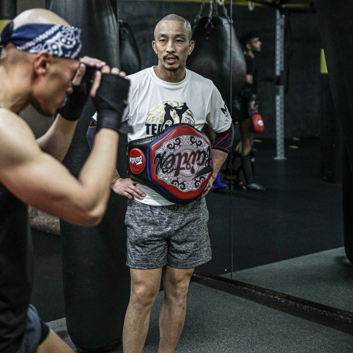 FOCUS: 'The state or quality of having or producing clear visual definition' #TeamTieu &amp; Combat Coach Matthew Tieu working on making sure, technique's are spot on.
#️⃣
#teamtieuofficial #gymboxofficial #matttieu #teamtieufighter #muaythai #mtgp #training #gym #fighter #nakmuay
