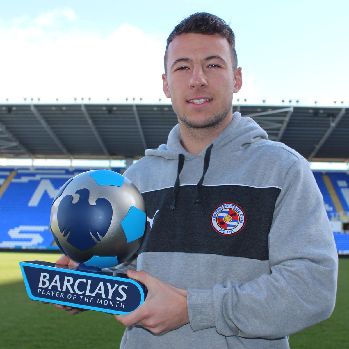 🏆 <a href="/A1F1E9/">Adam Le Fondre</a> is presented with the Premier League POTM award! 

#RoyalGallery | #Royals150