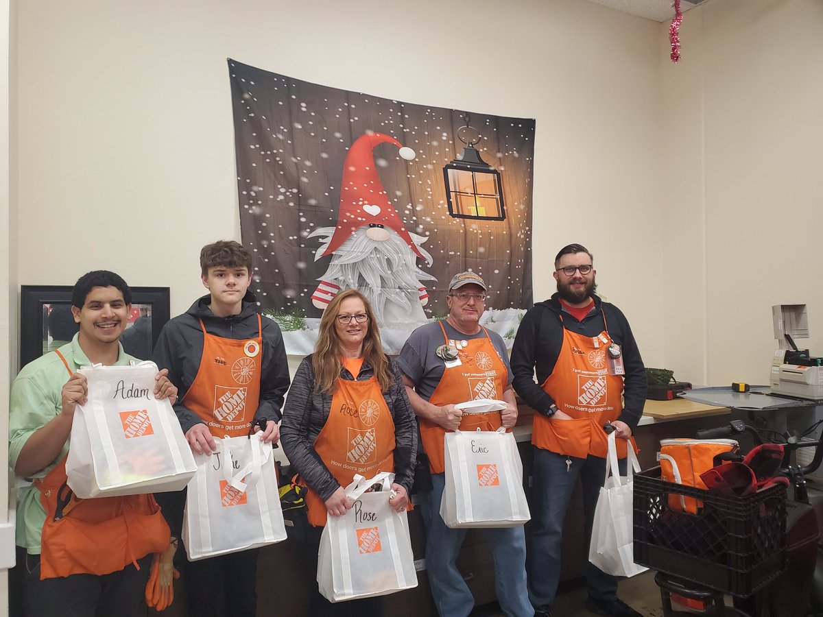 M_Bennett1016's tweet photo. Keeping our cold weather associates nice and warm with WARM GEAR GIFT BAGS!! #staywarmworksafe #TheRock 
@edwardwardTHD https://t.co/a1K9oKI7dm