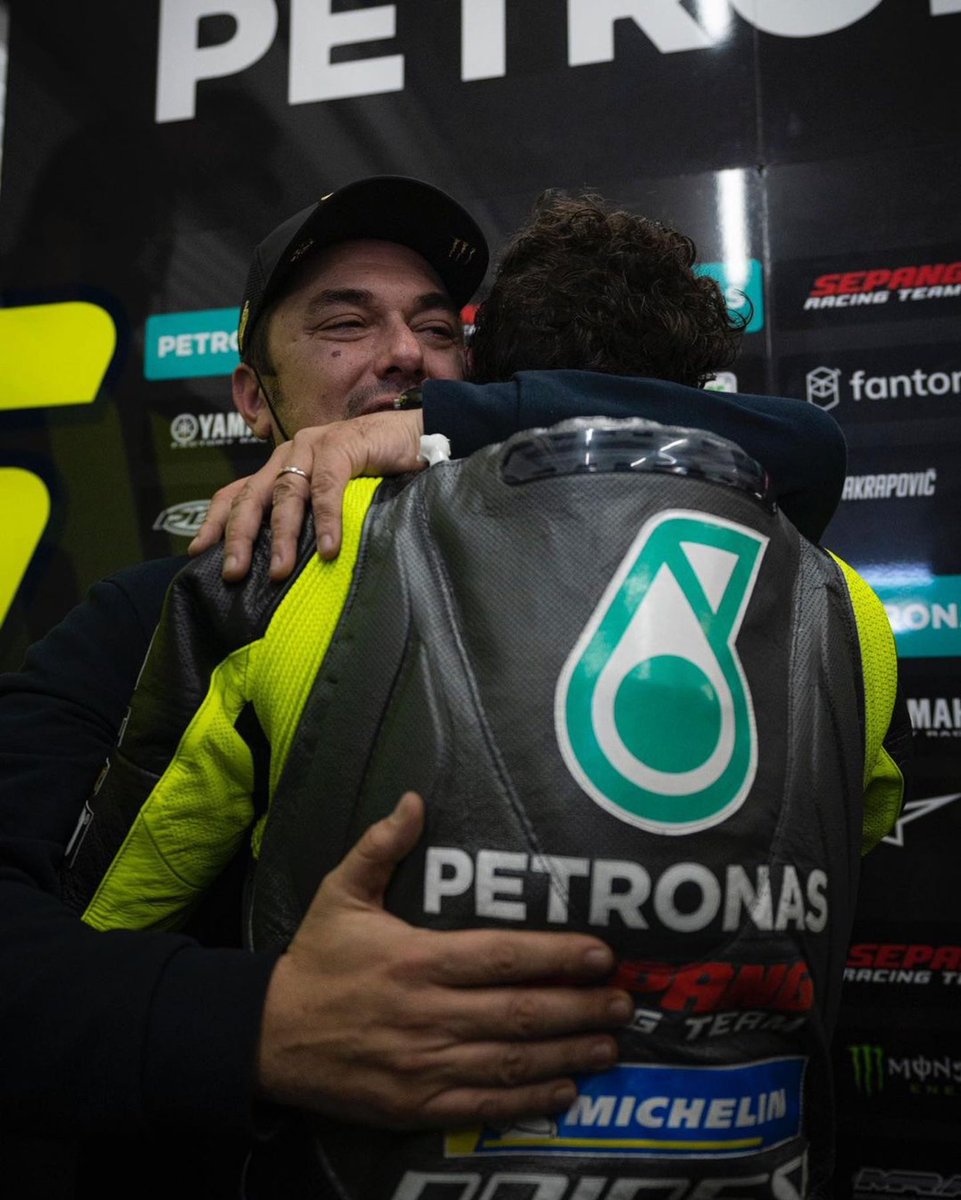 ValeYellow46's tweet photo. Ero preoccupato pensando alla mia ultima gara,più che altro non sapevo cosa aspettarmi,non avevo idea di come mi sarei sentito appena sceso dalla moto.
Invece è stato divertente,abbiamo fatto un bel casino. É stata una giornata indimenticabile. 
Grazie a tutti💛
Valencia,14+11+21 https://t.co/pnLorde9y1