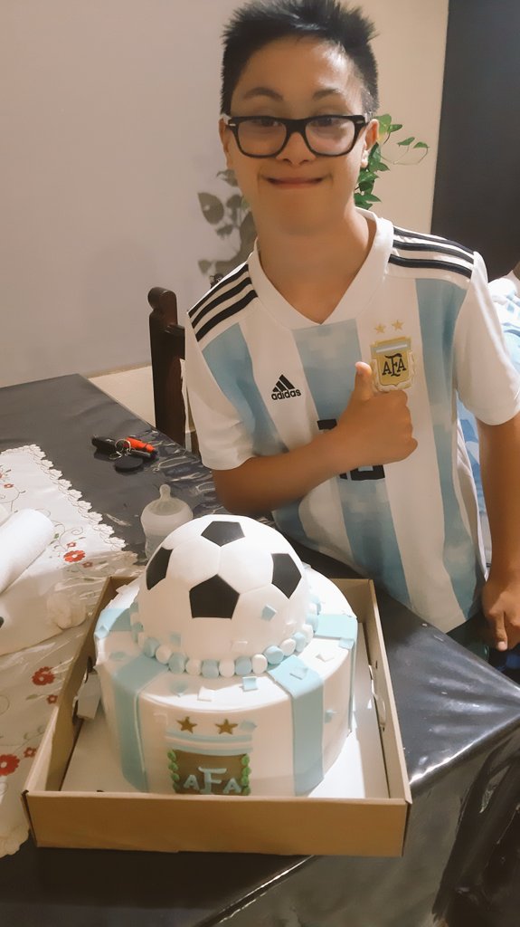 valengomeeez's tweet photo. Mi sobrino? El más patriota de todos. Merece un saludo de la selección y que le firmen su camiseta! Me ayudan con un rt?🙏 https://t.co/2AmInVohyx