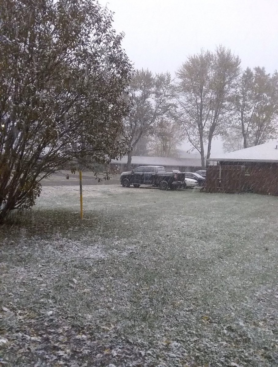 Lawsonsbryan's tweet photo. Dang 🥶! looked outta window this morning saw my truck and cars freezing up while me still trynna get warm fixing woods in the chimney. #Snowsthismorning  #iamfreezing https://t.co/VGz4qrnKIf