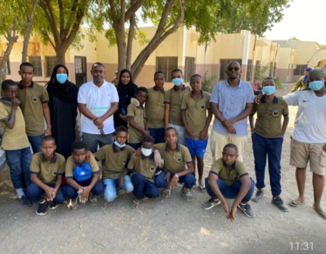 SOSenvironnem's tweet photo. Notre participation à la journée citoyenne au collège d'Ambouli a été formidable. Nos remerciements pour le principal, son équipe et les parents sans oublier les élèves qui ont bien participé à l'événement. Tous ensemble, nous pourrons plus.        Vive les journées citoyennes. https://t.co/EXiqV45aRE