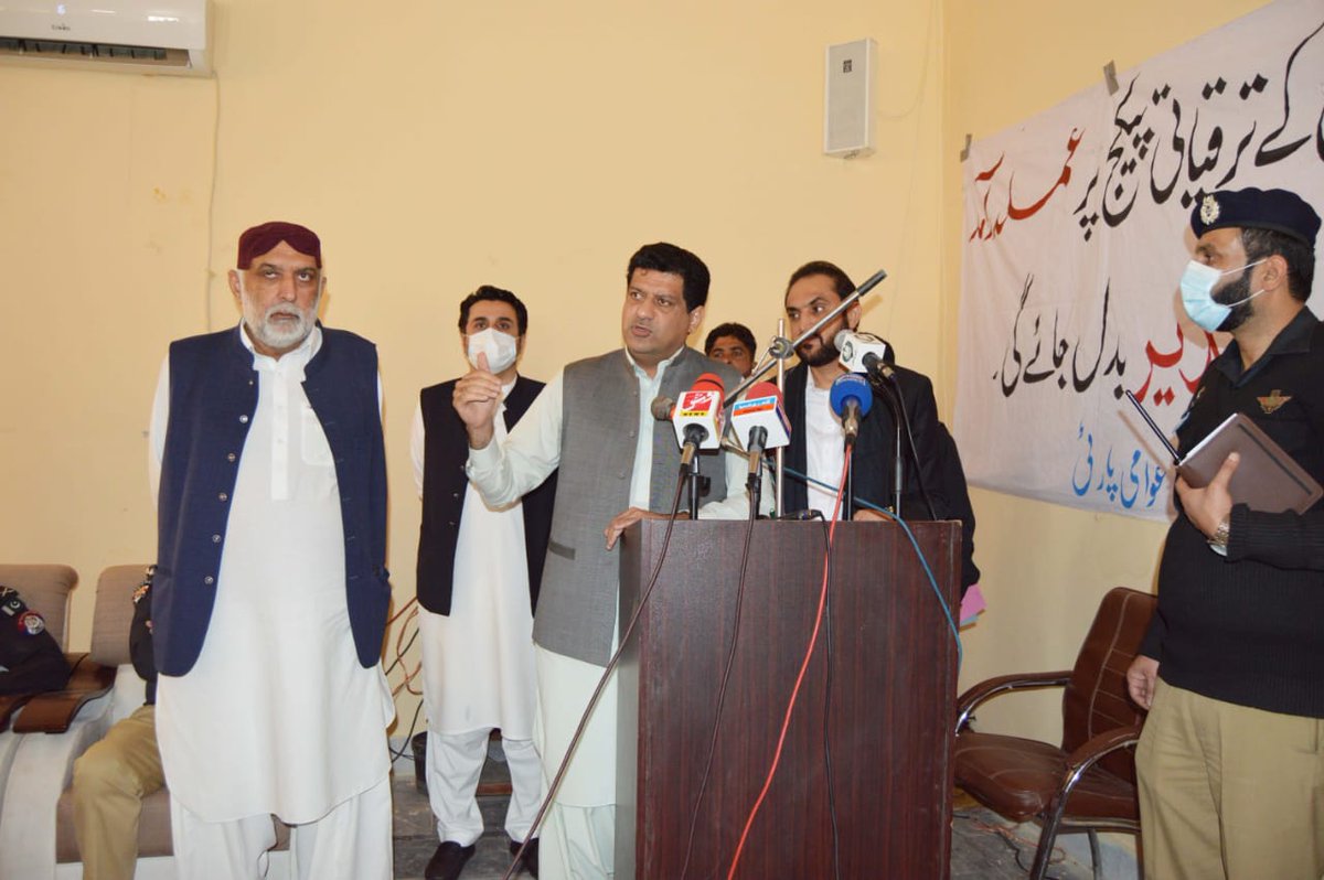 ZahoorBuledi's tweet photo. CM Quddus Bizenjo along with provincial ministers meeting with the notables of Turbat in an interactive assembly. Suggestions forwarded by the notables would be considered in policy/decision-making for timely resolution of public issues. https://t.co/vSicd4F4E9