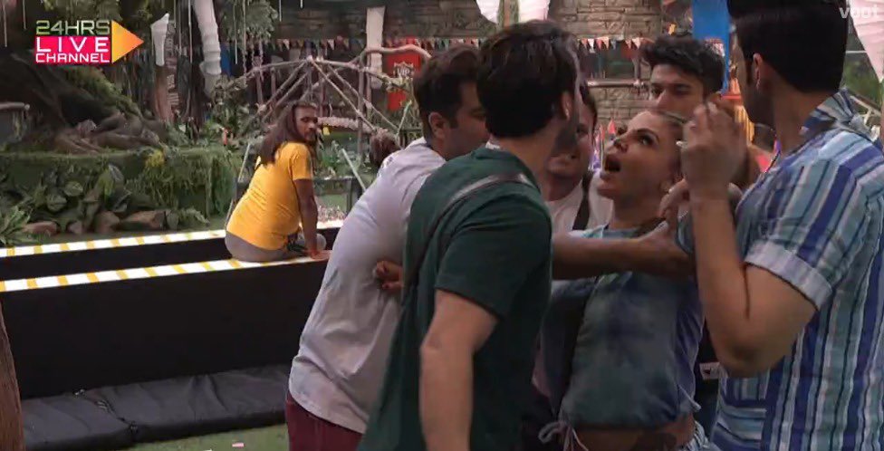 VootSelect's tweet photo. . #BBGames ke shuruwat pe he mach gaya hai aatank!🤬🔥
Kisne shuru kiya hai ye in-game problem aur kya hoga iska nirnay?😶
To find out keep streaming #BiggBoss24HrLive on #VootSelect
https://t.co/7nSfq8scJ7
#BiggBossOnVoot #VootSelect #BiggBoss15Live #BiggBoss15LiveOnVoot https://t.co/4KpUnx3i5c