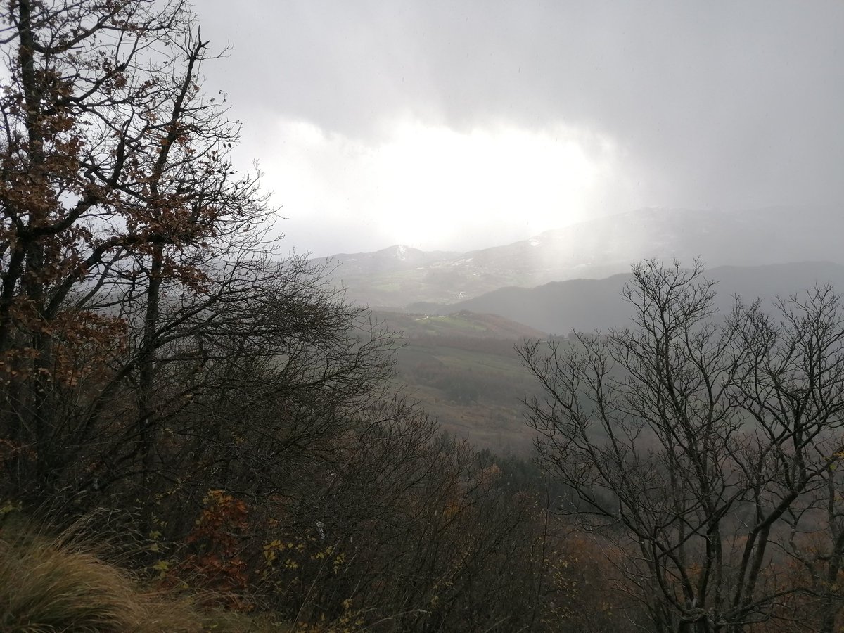 Tra nuvole, neve e vento in cima alla Pietra di Bismantova. <a href="/turismoER/">inEmiliaRomagna</a>