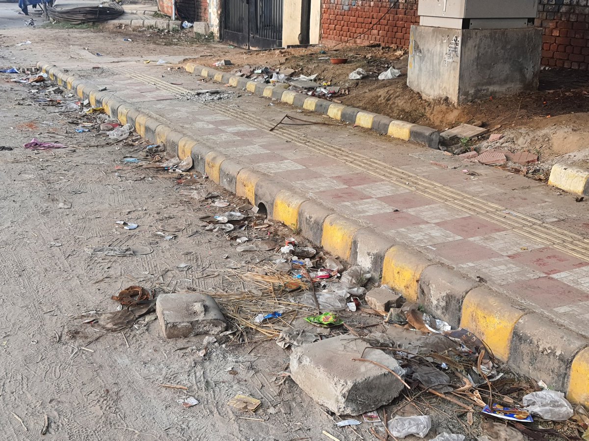 GMDA road from Rezangla Memorial,BSNL,Sec 23-Palam Vihar towards Delhi &amp; MCG area behind Ansal plaza/Global foyer(.)walking/bicycle track full of GARBAGE,dust,filth and encroachment(.)request sincere cleaning efforts,Jaihind <a href="/MunCorpGurugram/">MCG</a> <a href="/OfficialGMDA/">GMDA</a>