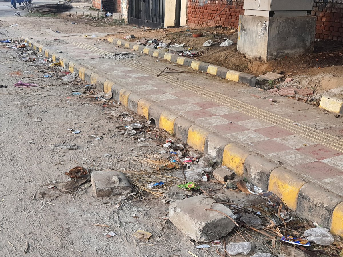 GMDA road from Rezangla Memorial,BSNL,Sec 23-Palam Vihar towards Delhi & MCG area behind Ansal plaza/Global foyer(.)walking/bicycle track full of GARBAGE,dust,filth and encroachment(.)request sincere cleaning efforts,Jaihind @MunCorpGurugram @OfficialGMDA