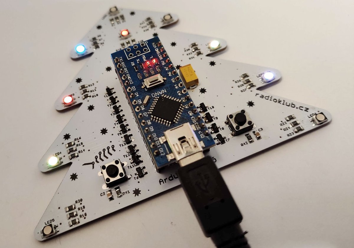 ok1raj's tweet photo. Řadu našich radioklubových projektů najdete v RAJlabu na našem gitu. Mezi nimi také již několikrát vylepšenou verzi vánočního stromečku:

https://t.co/YW5fElYt9I https://t.co/C7AXdYKkIx