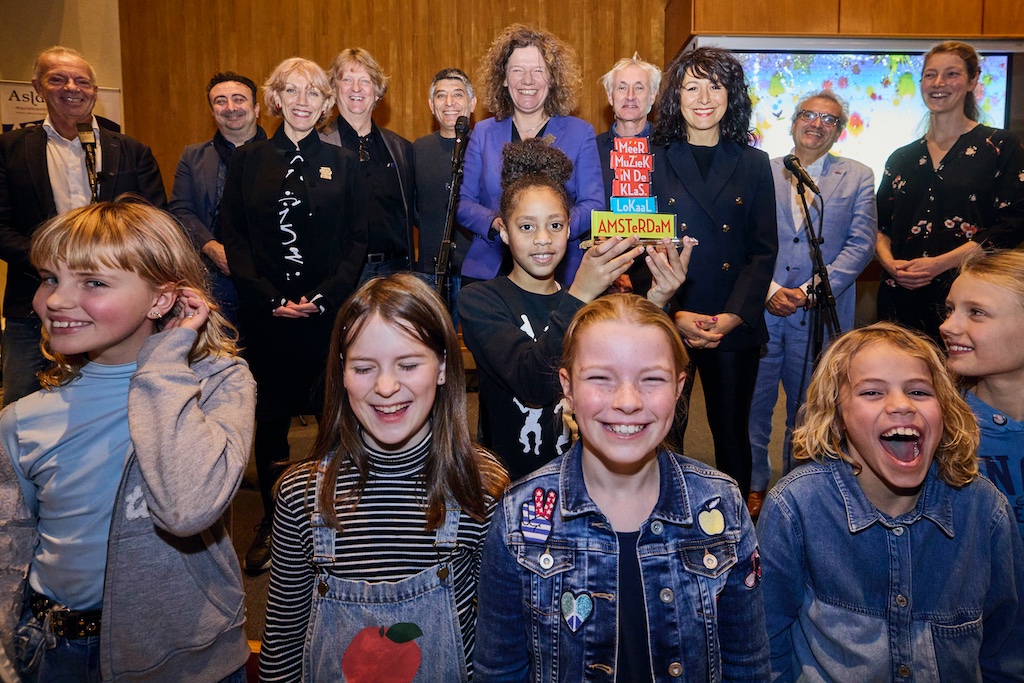 Onze locatie Nieuw-West is vrijdag 26 november officieel geopend door wethouder Touria Meliani en bestuurslid stadsdeel Nieuw-West Ronald Mauer. En nog feestelijker werd het met de bokaal-uitreiking van Méér Muziek in de Klas die we samen met onze Mosa-partners!