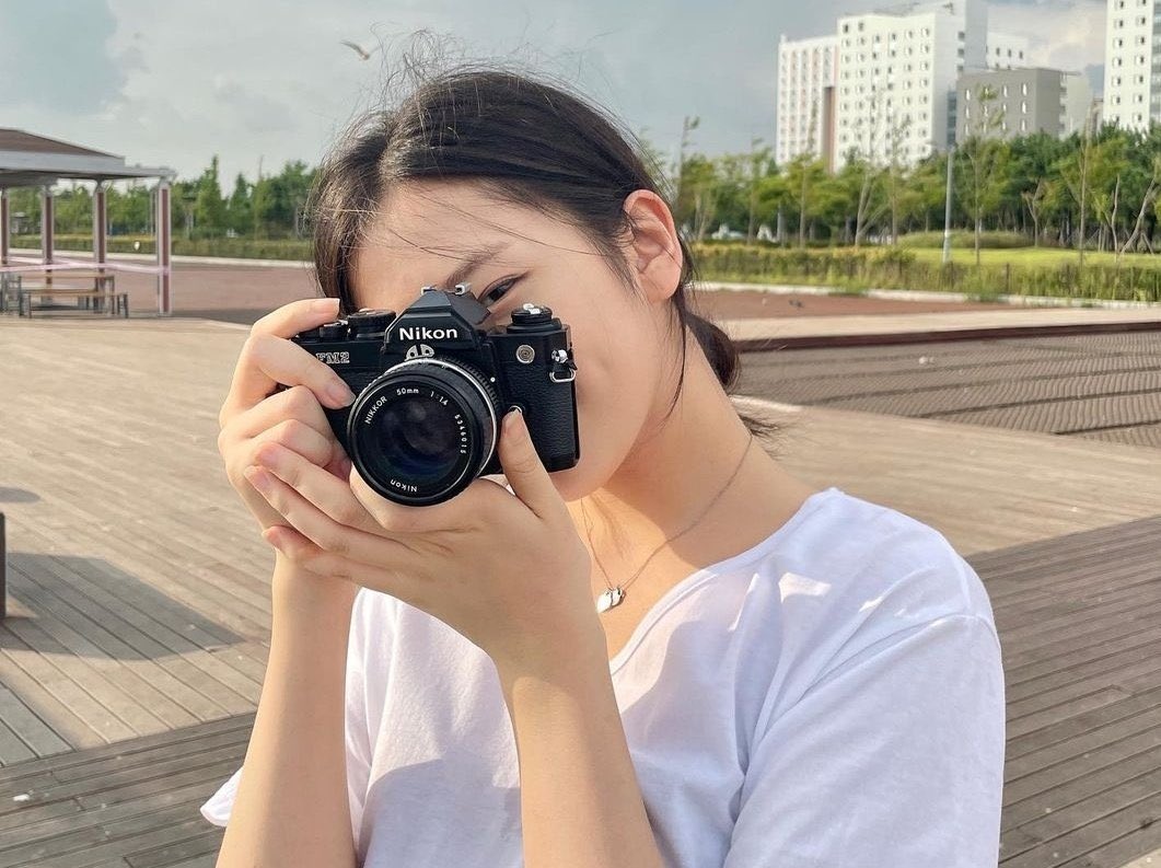 wonruie's tweet photo. yujin! klo pacaran sm dia isinya strolling around the city at night terus main ke playground aja iseng wkwk she always brings her camera to capture every moment 📸 ohiya! dia juga suka baca nanti kita library date ya #piwit UDAH AH GW SALTING https://t.co/uJGy4tzzl0