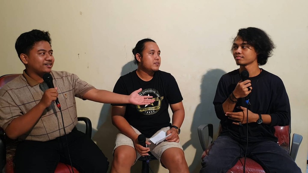 fasbuk_kds's tweet photo. Lanjut Nggak Yaaa,, 
Sementara Kita Masih Podcast Dulu yaaa... @aan_hariyanto_sastro_amijoyo dan @yahyaharyantoo  di Temani om @lnclilik 
#fasbuklanjutlagi #fasbuk #Indonesiakaya #baktibudayadjarumfoundation #kudus #jawatengah  #eventkudus #sastra #sastr… https://t.co/13MZCZjkHV https://t.co/6Z2IHQ3VDl