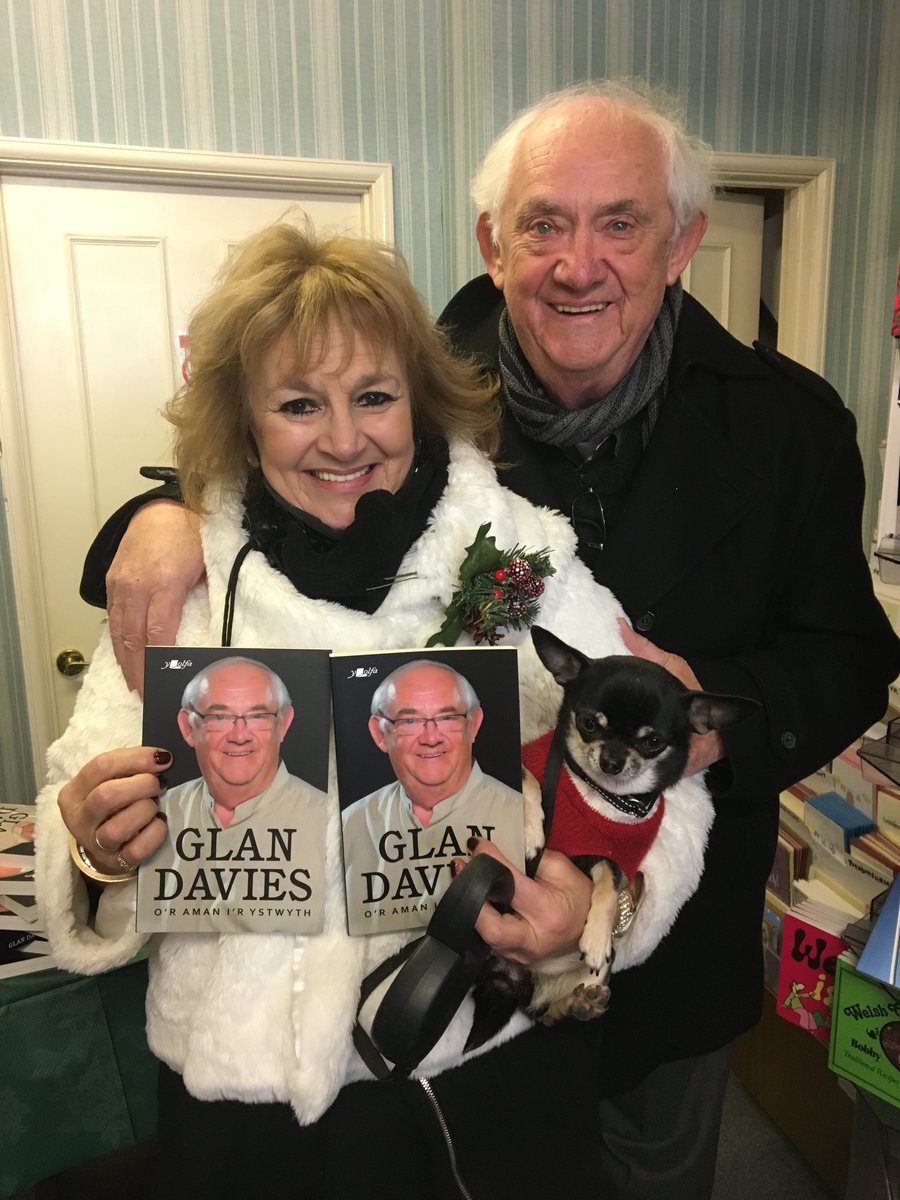 YLolfa's tweet photo. Diolch i bawb a ddaeth draw i Siop y Smotyn Du, Llanbed ar ddydd Sadwrn ar gyfer sesiwn lofnodi Glan Davies, gan gynnwys Gillian Elisa a Cariad y ci!
@LlyfrauCymru #llanbed https://t.co/0T2X94f3HN