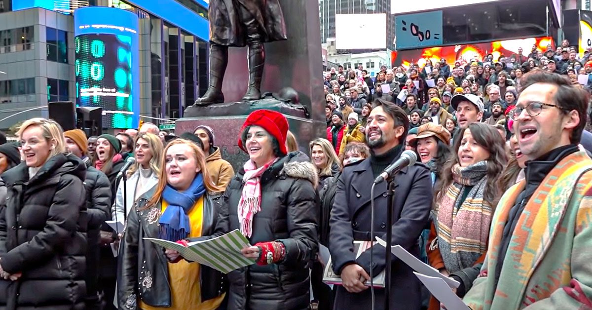 gabkarwai's tweet photo. Emotivos los dos adioses de dos grandes creadores por sus admiradores: a Almudena Grandes con los libros como estandarte y el de Sondheim cantando en Times Square una de sus melodías, Sunday.
La grandeza del arte y sus creadores/as más allá de la vida ❤️💔 https://t.co/GzArMt4iNY