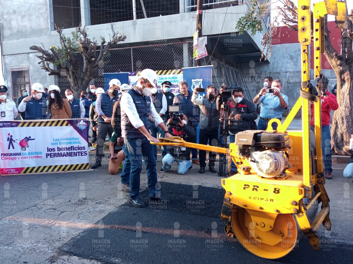 JCarlos_Valerio's tweet photo. El Ayuntamiento de #Puebla puso en marcha el programa de #bacheo, en la colonia Volcanes. El objetivo es tapar más de 40 mil baches durante este año.
Vía @herrera_badillo https://t.co/VxQjz50Mgq