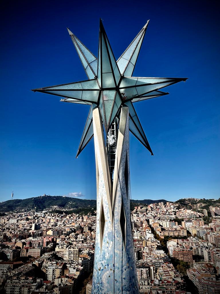 sagradafamilia's tweet photo. ¡Así ha sido la colocación de la estrella de la torre de la Virgen María! (1/2) https://t.co/W9r9CES0YL