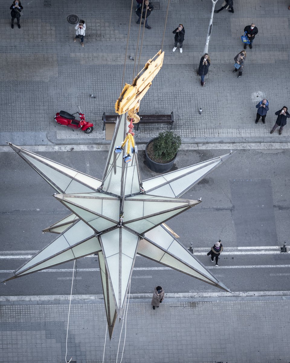 sagradafamilia's tweet photo. ¡Así ha sido la colocación de la estrella de la torre de la Virgen María! (1/2) https://t.co/W9r9CES0YL