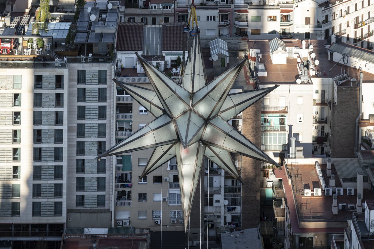 sagradafamilia's tweet photo. ¡Así ha sido la colocación de la estrella de la torre de la Virgen María! (1/2) https://t.co/W9r9CES0YL