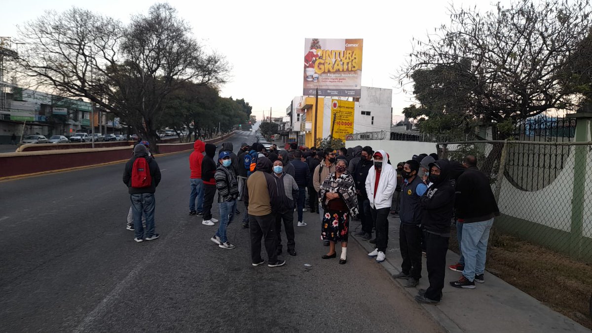 rioaxaca's tweet photo. #Local Arriban normalistas de la #ENSFO a la zona militar, donde se lleva acabo la conferencia mañanera de Lopez Obrador #Oaxaca https://t.co/sSCXqEQgFq