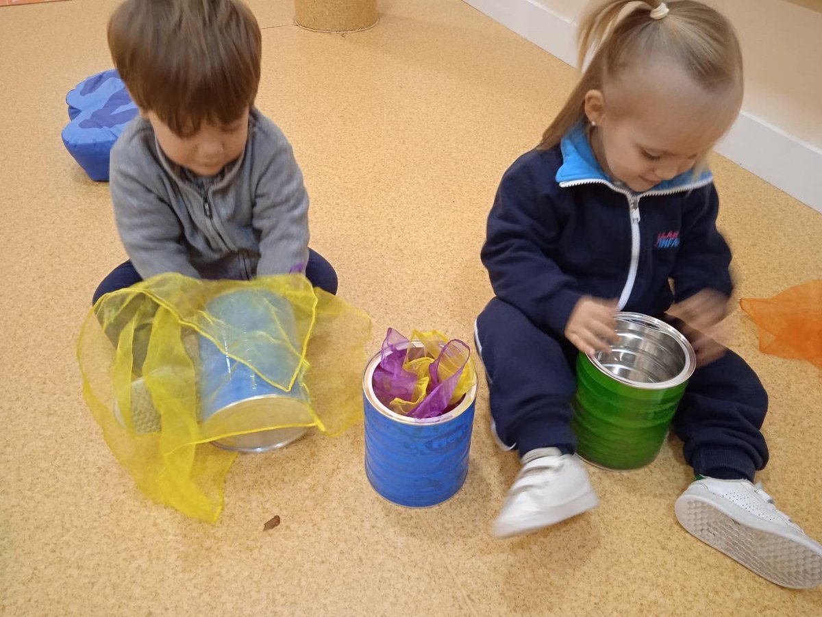 SantaIsabelSQgt's tweet photo. Experimentem l'acció de treure i posar amb mocadors de colors. P1 🌜
#santcugat #llardinfants #annaravell #educacioinfantil #educacioprimaria #escolasantaisabel #juntscreixem #fablabkids https://t.co/4b9KUuscH0