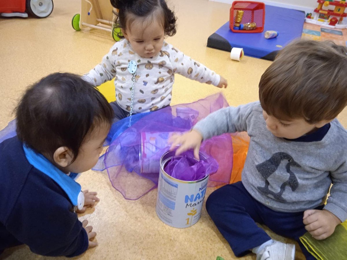 SantaIsabelSQgt's tweet photo. Experimentem l'acció de treure i posar amb mocadors de colors. P1 🌜
#santcugat #llardinfants #annaravell #educacioinfantil #educacioprimaria #escolasantaisabel #juntscreixem #fablabkids https://t.co/4b9KUuscH0