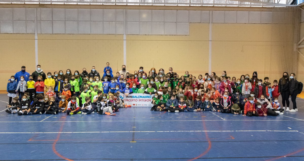 fbmclm's tweet photo. 🏟️Ayer el Polideportivo Rey Juan Carlos de @AYTO_CIUDADREAL acogió el primer Circuito Regional Pitufos 

🤾‍♀️Un circuto de #MiniBalonmano en el que lo más pequeñxs fueron los protagonistas

🤳🏻Os dejamos algunas fotos de la jornada  📸@LlamasPro https://t.co/qsbwGbuTf8