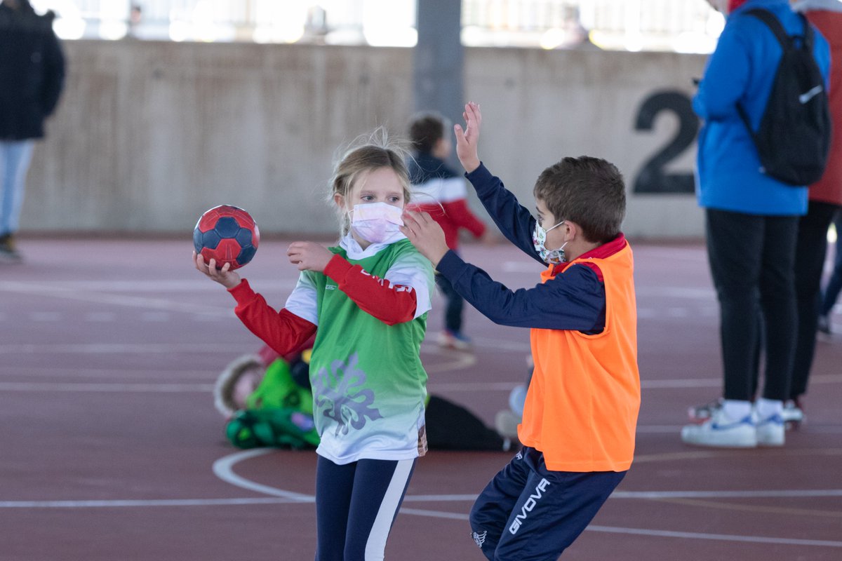 fbmclm's tweet photo. 🏟️Ayer el Polideportivo Rey Juan Carlos de @AYTO_CIUDADREAL acogió el primer Circuito Regional Pitufos 

🤾‍♀️Un circuto de #MiniBalonmano en el que lo más pequeñxs fueron los protagonistas

🤳🏻Os dejamos algunas fotos de la jornada  📸@LlamasPro https://t.co/qsbwGbuTf8