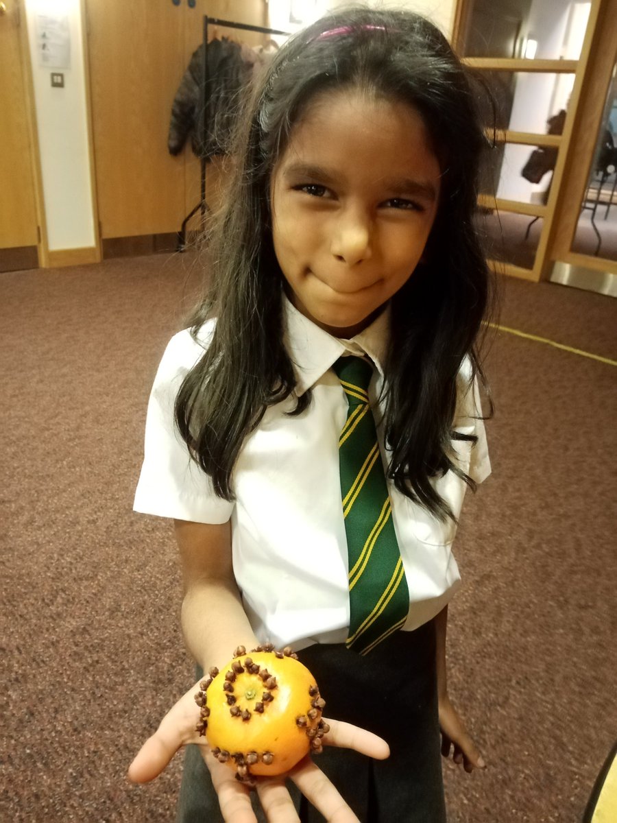 AntzKidz's tweet photo. Whatโs a great way to get your house smelling lovely for Christmas? Get some oranges & some cloves & get crafty!๐งถLast week the children made their own orange and clove pomanders to take home! ๐They smelt fabulous! #artsandcrafts #childrenscrafts #pomanders #homemade #crafty https://t.co/Seil4XBbzD