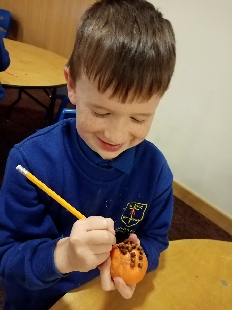 AntzKidz's tweet photo. Whatโs a great way to get your house smelling lovely for Christmas? Get some oranges & some cloves & get crafty!๐งถLast week the children made their own orange and clove pomanders to take home! ๐They smelt fabulous! #artsandcrafts #childrenscrafts #pomanders #homemade #crafty https://t.co/Seil4XBbzD