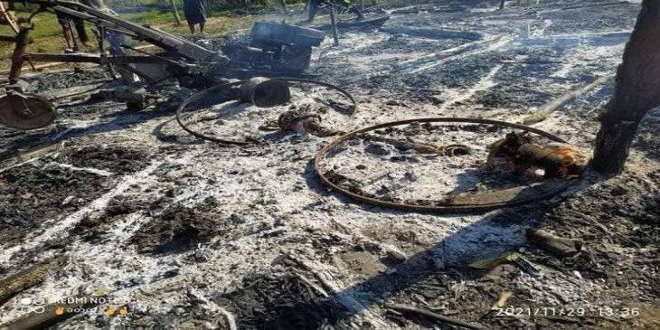 SandraKai5's tweet photo. Intense battle between SAC and Locals defense forces in Depayin and Kani,#Sagaing Division, forcing locals to flee. SAC burned down the civilians' huts,looted valuables by SAC.
#NoFlyZoneInMyanmar
#Nov29Coup   
#WhatsHappeningInMyanmar https://t.co/YNpNvEalbU