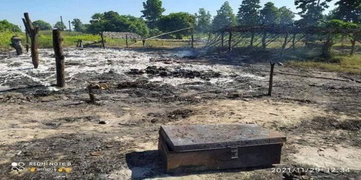 SandraKai5's tweet photo. Intense battle between SAC and Locals defense forces in Depayin and Kani,#Sagaing Division, forcing locals to flee. SAC burned down the civilians' huts,looted valuables by SAC.
#NoFlyZoneInMyanmar
#Nov29Coup   
#WhatsHappeningInMyanmar https://t.co/YNpNvEalbU