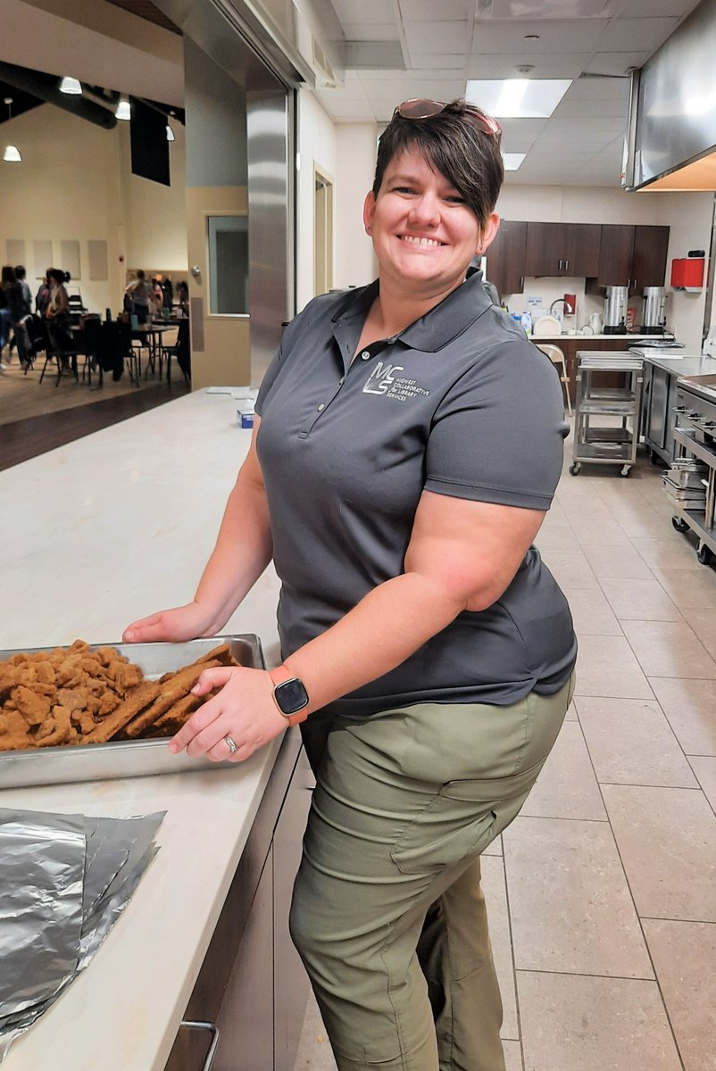 Last week, Library Strategist Jenny Kobiela-Mondor helped prepare food for DeKalb FriendsGiving in Auburn, Ind., as part of MCLS's Volunteer Time Off program. FriendsGiving volunteers prepared and served approximately 2,000 meals in DeKalb County. https://t.co/V8pjZZzvR8