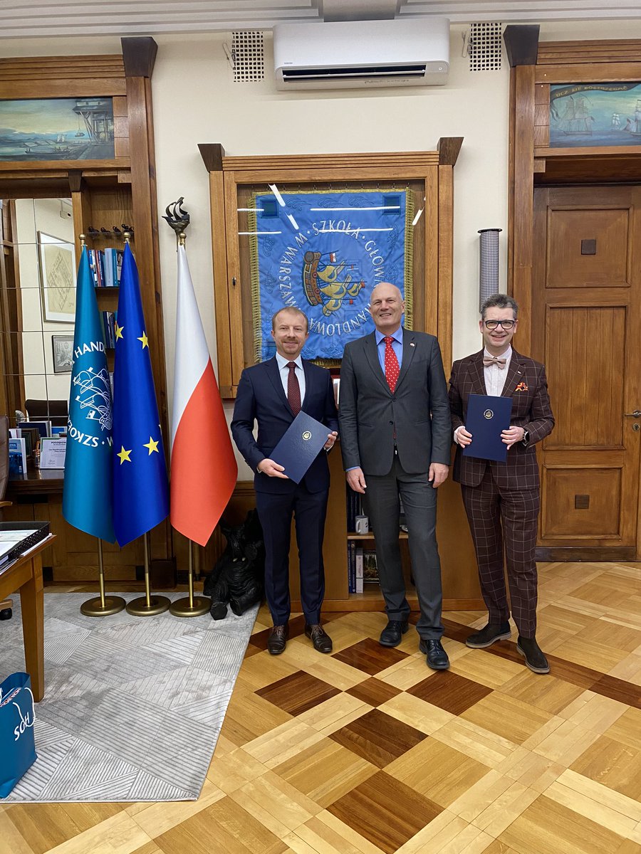 SwissPoland's tweet photo. Next stop for🇨🇭 touring exhibition on #Cleantech: 🇵🇱’s best #businessschool @SGHWarsaw. Come see the #exhibition in SGH’s beautiful main hall until 13 Dec! More: https://t.co/O0oY1hLvqW
🇨🇭 Ambassador also honored to be part of 🖊ceremony of agreement btw #SGH & #SwissCham. 🤝 https://t.co/atmRRAwXSI