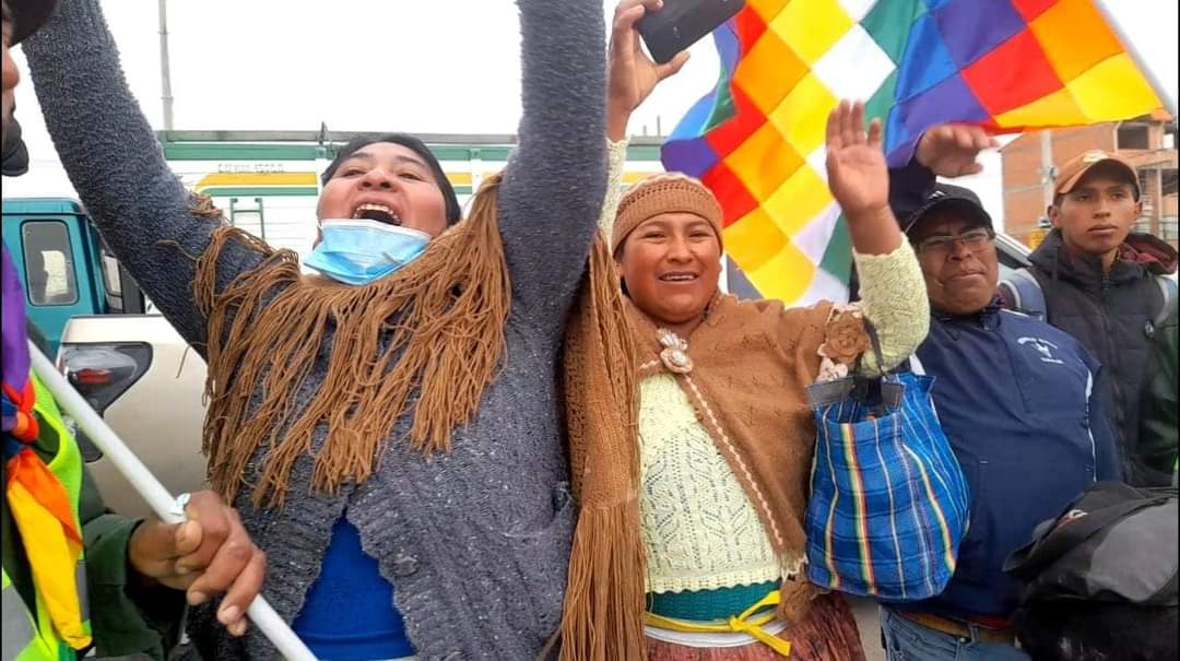 Bolivia's 180km march to defend democracy and President Luis Arce has reached the city of El Alto. 

In approximately two hours it will reach the centre of La Paz where a giant anti-coup rally will be held #MarchaPorLaPatria