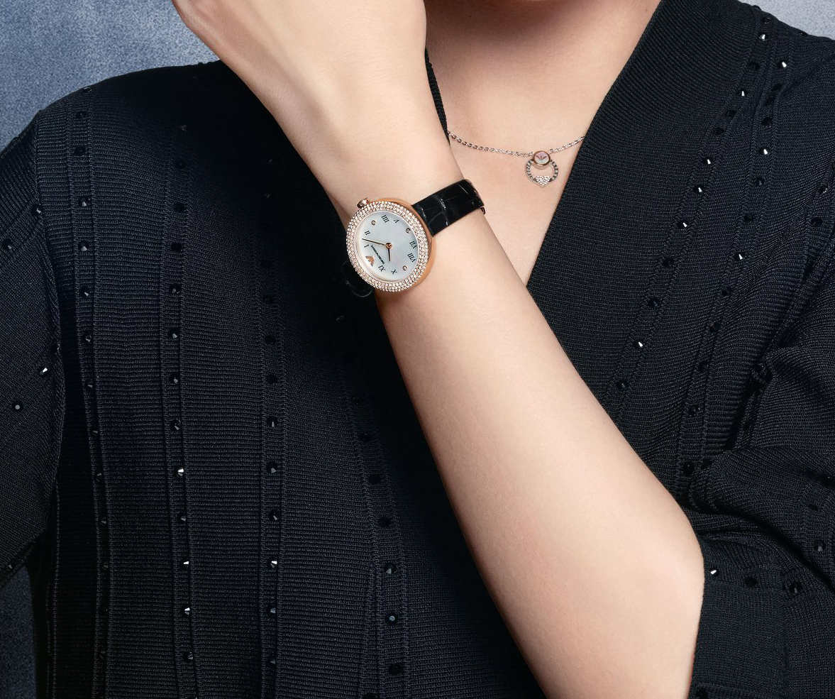 shaden_stores's tweet photo. ساعة #Emporioarmani المتألقة بتصميم رشيق من وحي المجوهرات الفاخرة و بجمال راقي عصري وأنثوي
#Shaden https://t.co/kw1EzyTFxB