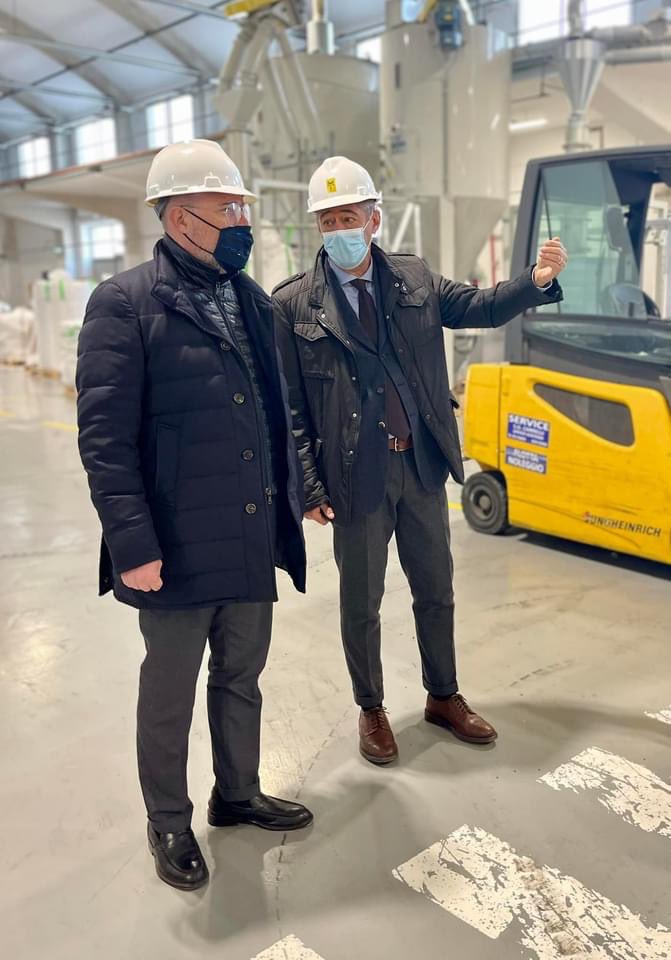 sbonaccini's tweet photo. Settimana che inizia come era finita la precedente: sul territorio.
A Goro inaugurato piazzale del porto innalzato per evitare ingressione del mare. E a Ferrara visita alla Benvic, azienda leader in Europa per produzione di soluzioni termoplastiche, pronta a nuovi investimenti. https://t.co/M0JejnHMMe