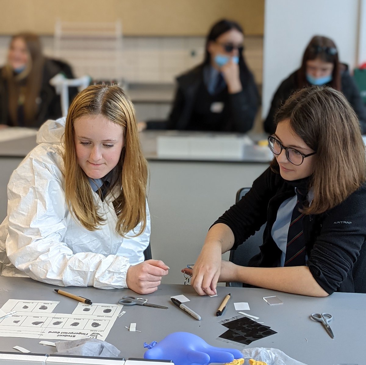 BridgendCollege's tweet photo. 🔬 Am bleser oedd croesawu @technocamps @ThalesNDEC am Ddiwrnod Fforensig i Ferched heddiw

🔎 Cafodd 60 o ddisgyblion 14–18 oed gyfle i drio prosesu olion bysedd, steganograffeg ddigidol a gwaith fforensig safle trosedd

Peirianneg fydd nesaf yn y flwyddyn newydd!
#yagym https://t.co/avRqZ4Uo8C